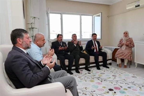 Hatay Valisi Masatlı, şehit asker Yılmaz'ın ailesini ziyaret etti