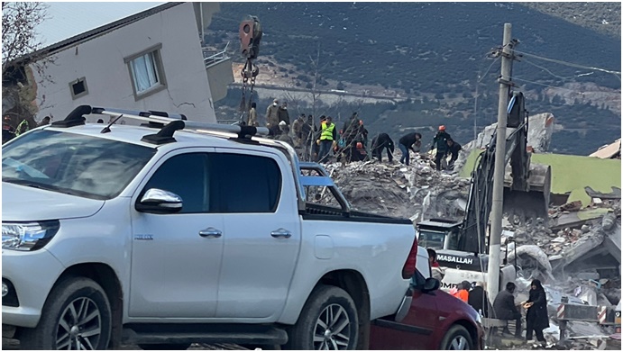 Hatay'da enkaz altında kalan bir kişi 65 saat sonra kurtarıldı