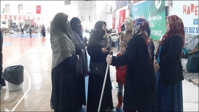 HÜDA PAR Kadın Kolları Başkanı Yarar, depremzedeleri ziyaret etti