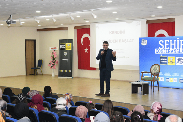 İlçelerdeki şehir konferanslarına Sıtkı Aslanhan ve Alişan Kapaklıkaya konuk oldu