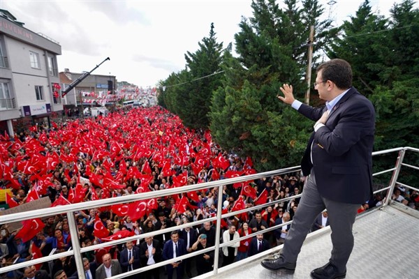 İmamoğlu, Güvercintepe Meydanı’nda halkla buluştu