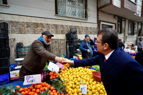İmamoğlu’ndan Esenler’deki semt pazarına ziyaret 