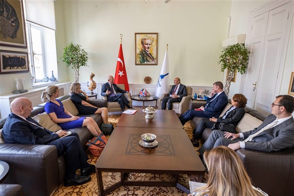 İngiltere Büyükelçisi’nden İzmir Büyükşehir Belediyesi’ne ziyaret 
