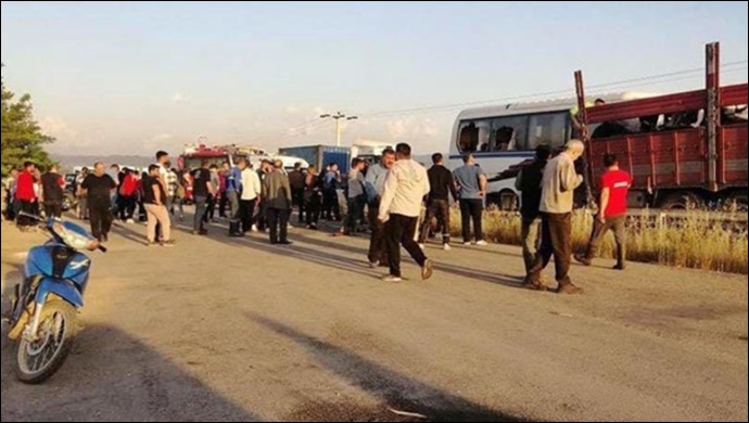 İşçi servisi kamyona çarptı: 1 kişi hayatını kaybetti