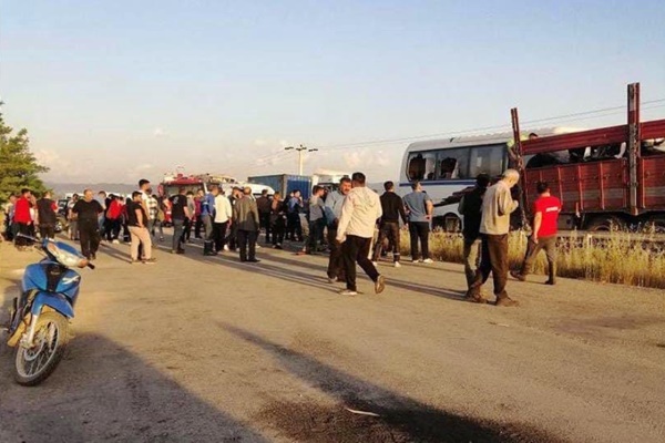 İşçi servisi kamyona çarptı: 1 kişi hayatını kaybetti