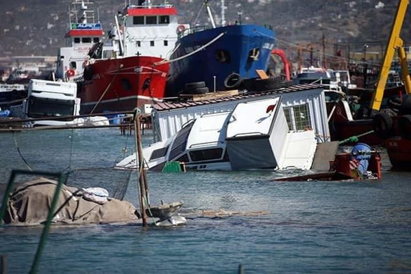 İskenderun'da tekneler battı