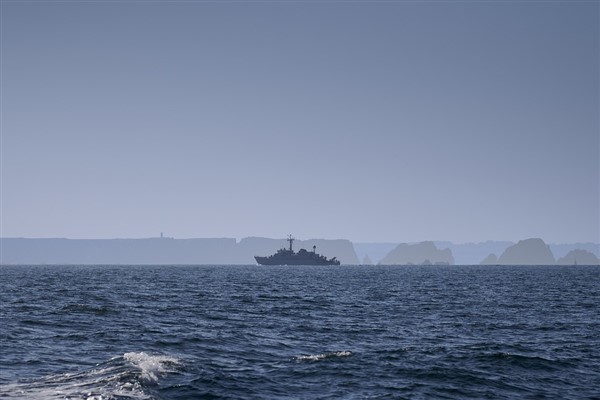 İstanbul Boğazı’ndan geçiş yapan gemiler Barbaros Hayrettin Paşa Türbesi’ni selamladı