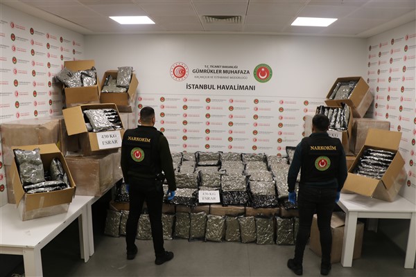 İstanbul ve Kapıkule'de uyuşturucu, Hamzabeyli'de kaçak çay ele geçirildi