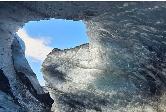 İzlanda'da çöken bir buz mağarasında iki turist hala mahsur 