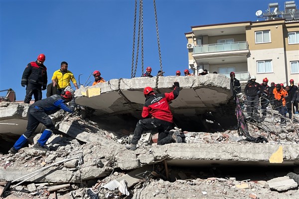 İzmir Büyükşehir Belediyesi ekipleri, Osmaniye'deki çalışmalarını sürdürüyor