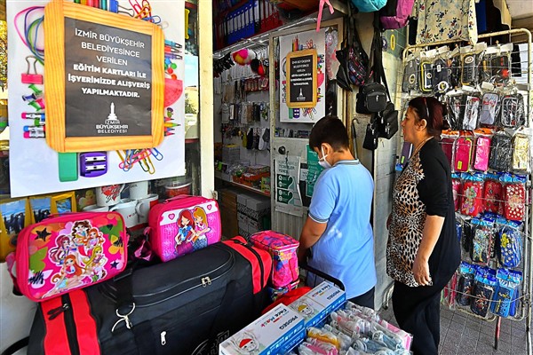 İzmir Büyükşehir Belediyesi’nden 60 bin öğrenciye destek