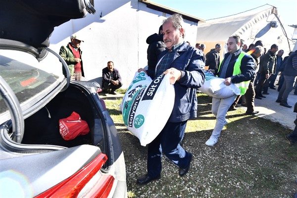 İzmir Büyükşehir Belediyesi'nin tohum desteği sürüyor
