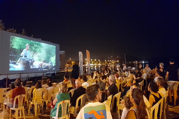 İzmir Büyükşehir Belediyesi’nin yaz dönemi açık hava sinema gösterimleri devam ediyor