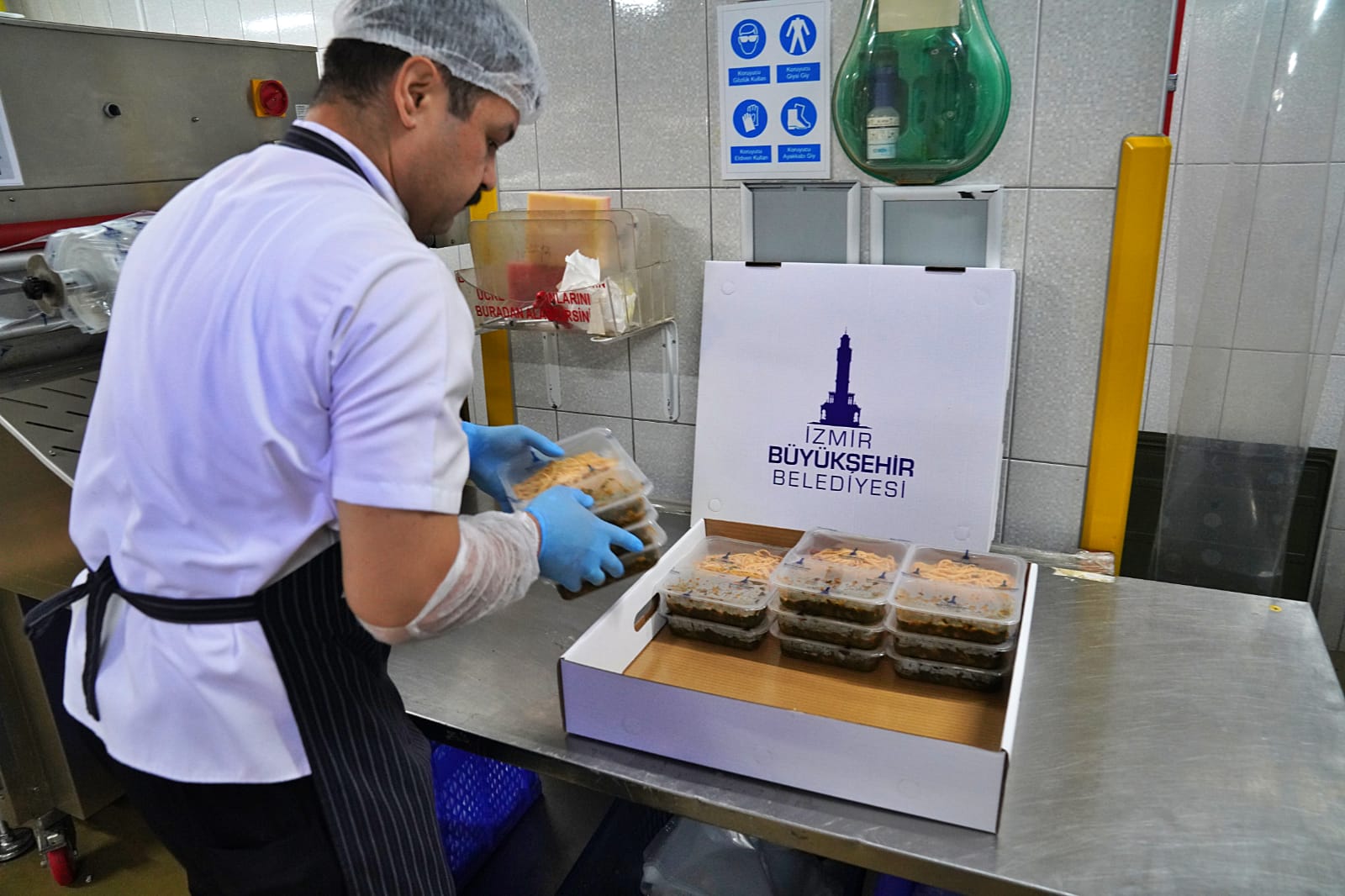 İzmir'de 9 bin 500 kişilik yemek ihtiyaç sahiplerine ulaştı