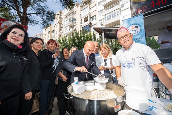 İzmir'de Atatürk için mevlit okutuldu, lokma dağıtıldı