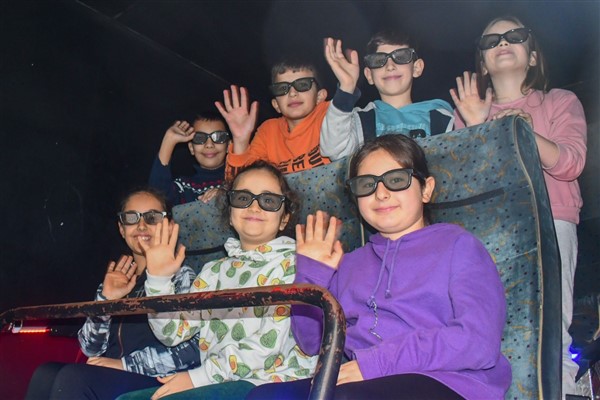 İzmir’de çocuklar 12D sinema keyfi yaşıyor