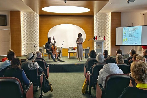 İzmir'de tematik Kadın Forumu düzenlendi