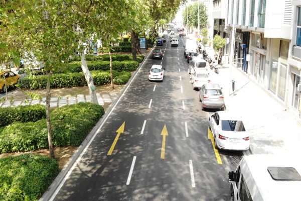 İzmir'de trafik işaretleri yenileniyor