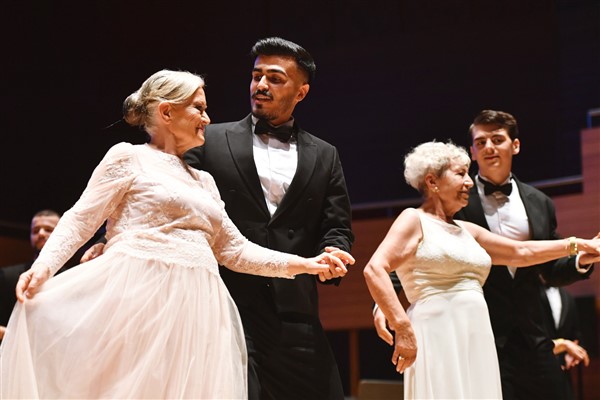 İzmir Sağlıklı Yaş Alma Alzheimer-Demans Merkezi üyeleri, performans sergiledi