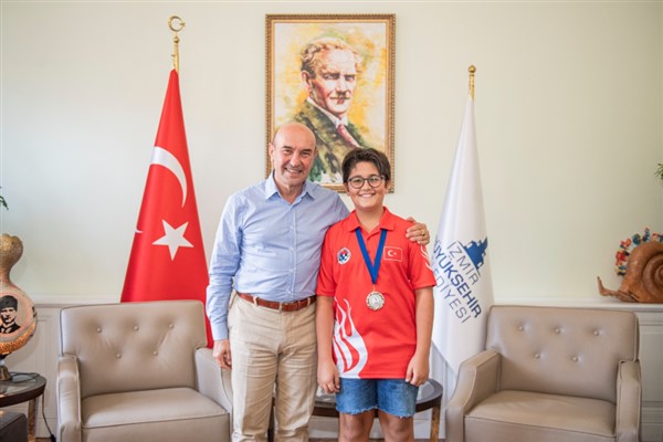 İzmirli satranç şampiyonu Başkan Soyer’i ziyaret etti