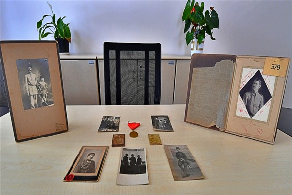 İzmirliler 100. Yıl Anı Evi için sandıkları açtı