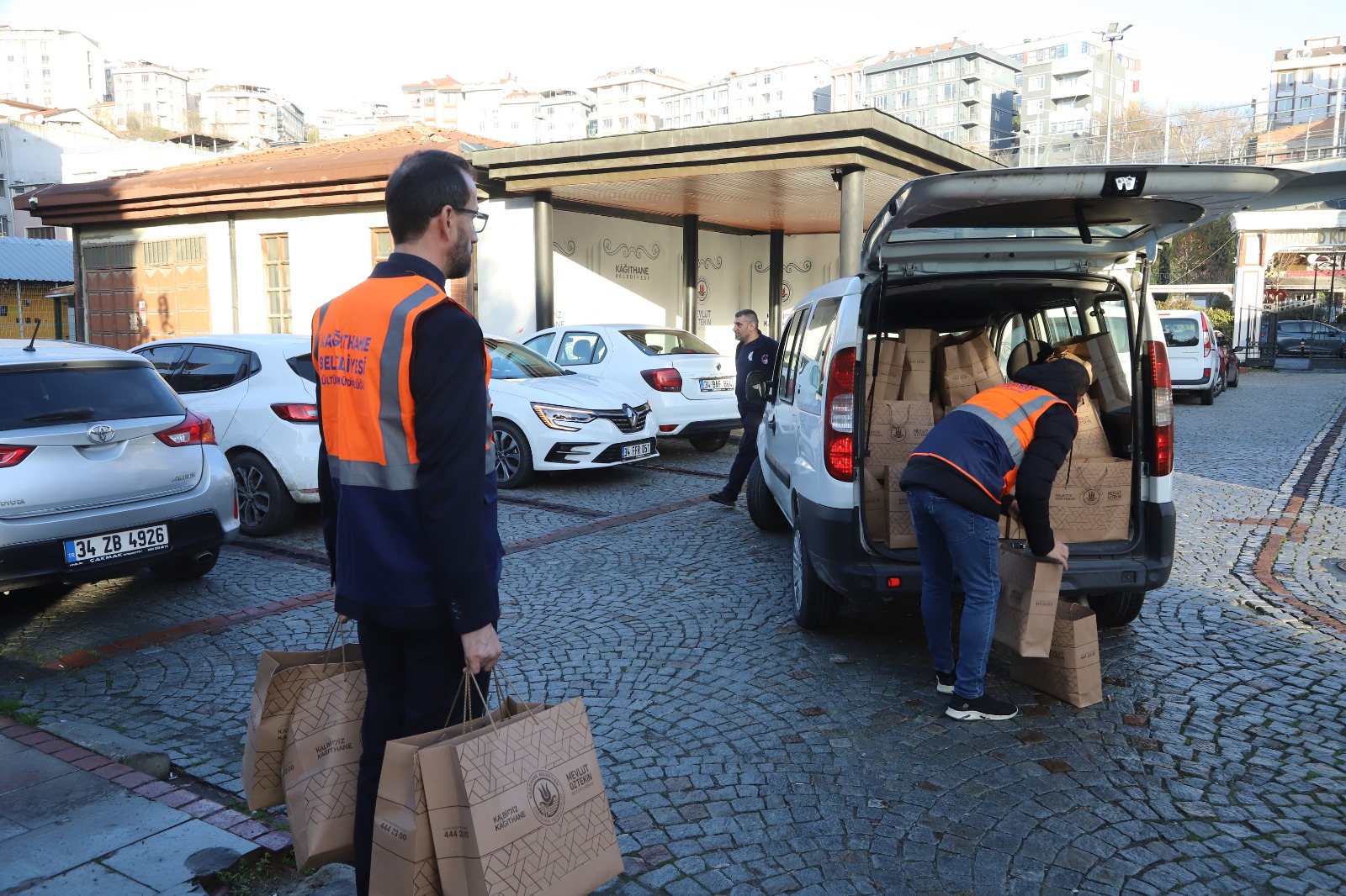Kağıthane'de kuaför ve berberlere hediye seti dağıtıldı