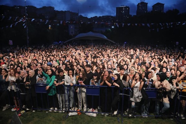 Kağıthaneli binlerce genç İkilem konserinde buluştu