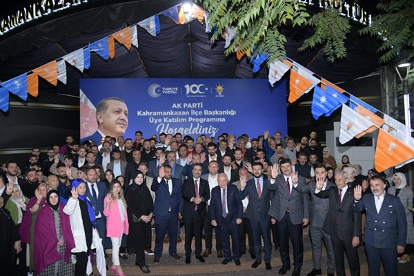 Kahramankazan'da AK Parti'ye katılan vatandaşlara rozet taktim töreni yapıldı