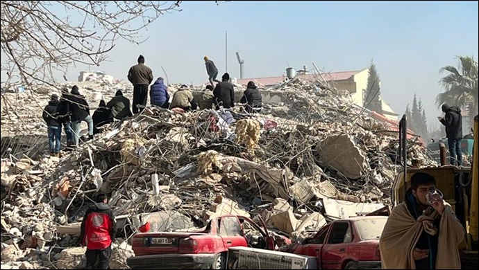 Kahramanmaraş'ta depremin 198'inci saatinde 2 kişi enkazdan kurtarıldı