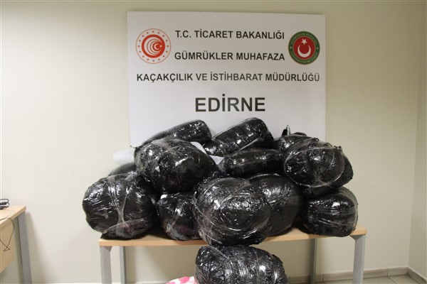 Kapıkule Sınır Kapısı’nda 73 adet kaçak gelinlik ele geçirildi