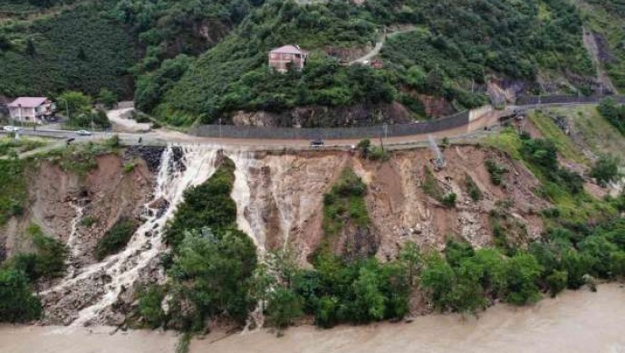 Karadeniz’de sel felaketi: Yollar çöktü, tünel kapandı