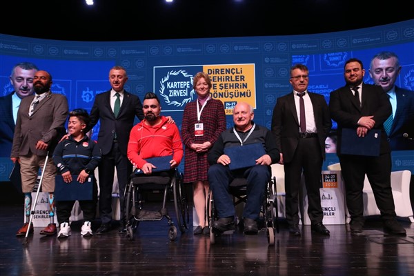 Kartepe Zirvesi 2022 kapsamında “engelsiz şehirler” paneli gerçekleşti