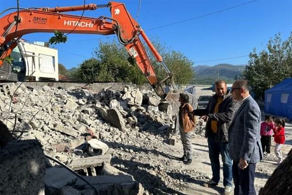 Kaymakam Altay, binaların yıkım çalışmalarını inceledi 