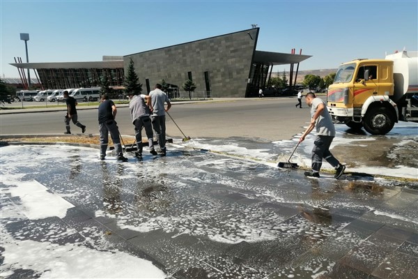 Kayseri Büyükşehir ekipleri Şehirlerarası Otobüs Terminali'nde temizlik yaptı