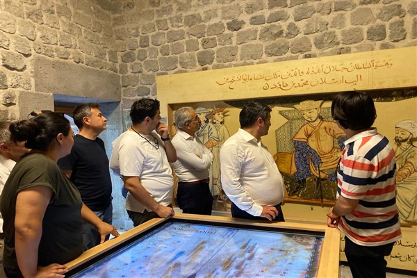 Kayseri Büyükşehir, tıp dünyasından akademisyenlere dünyanın ilk tıp fakültesini tanıttı