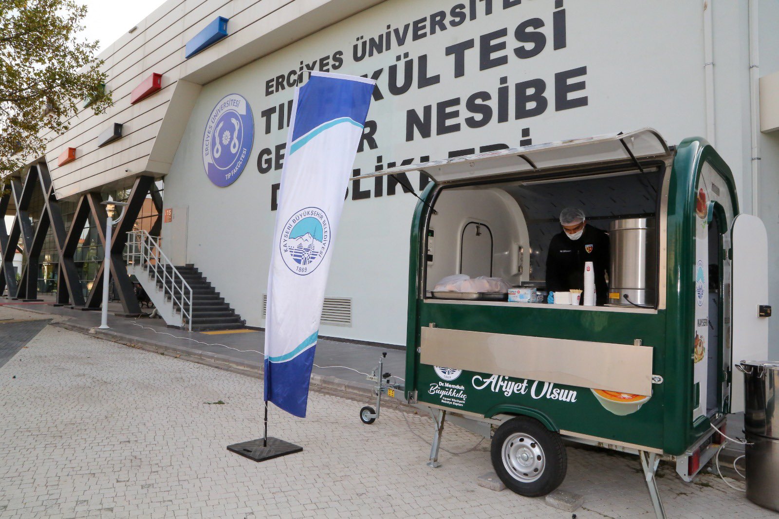 Kayseri'de üniversitelilere sıcak çorba dağıtım noktası kuruldu