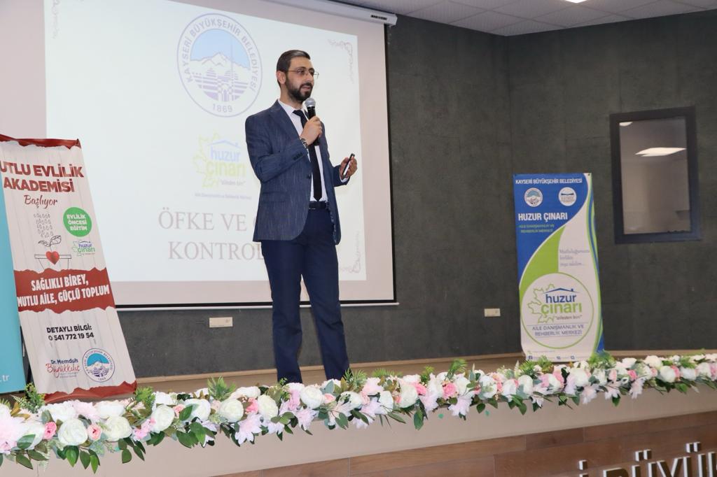 Kayseri'nin Mutlu Evlilik Akademisi'nde 97 kişi sertifikasını aldı