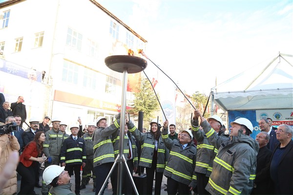Kayseri Özvatan’da ilk doğal gaz meşalesi yandı