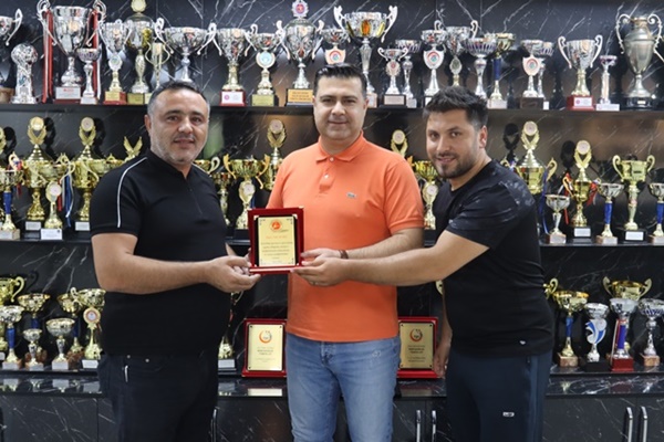 Kickboscular Başkan Honaz’a plaket takdim etti