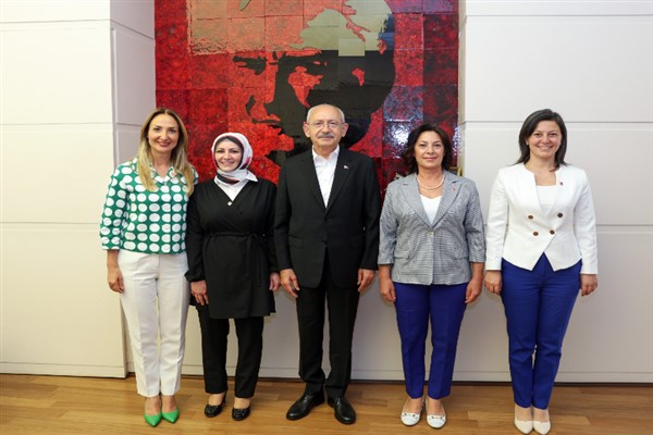 Kılıçdaroğlu, 90 bininci yeni kadın üyeye rozetini taktı
