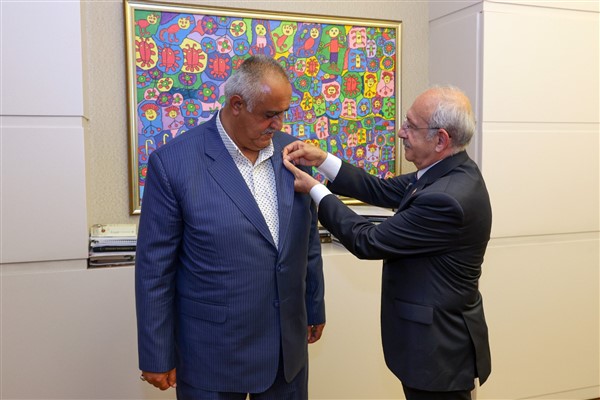 Kılıçdaroğlu, Gölbaşı Belediye Başkanı Avunç ve heyetine rozet taktı