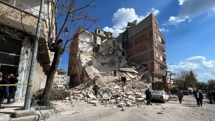 Kilis’te altı katlı apartman çöktü