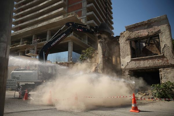 Konak’ta tehlike saçan iki binanın yıkımı gerçekleştirildi