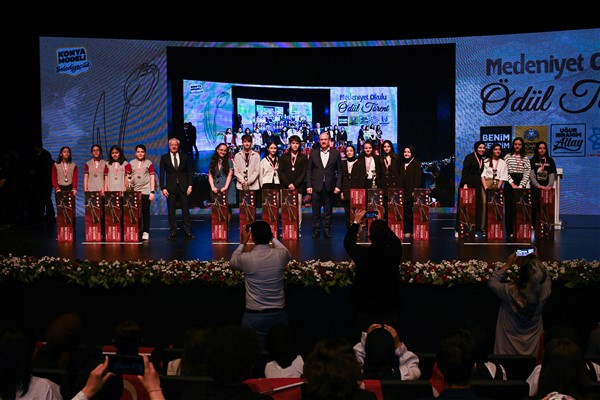 Konya Büyükşehir’in yarışmalarında dereceye giren öğrenciler ödüllerini aldı