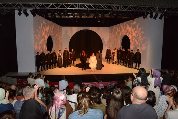 Konya Şehir Tiyatrosu “Barsisa” oyununu bu kez Uşak’ta sahneledi