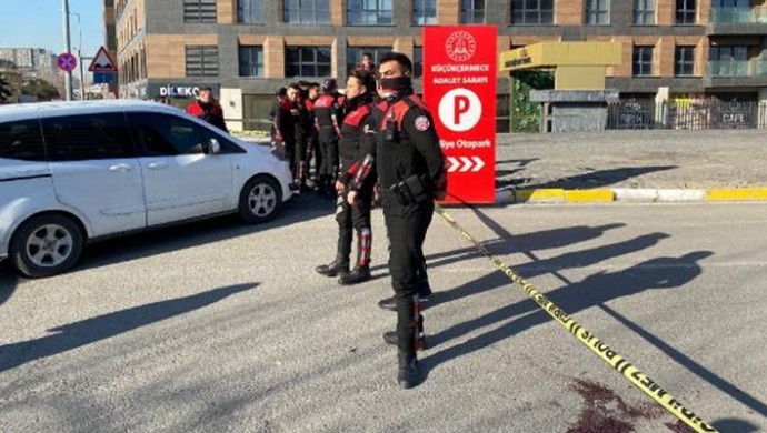 Küçükçekmece Adliyesi önünde silahlı kavga: 3 ölü,4 yaralı