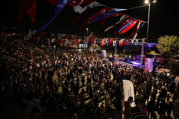 Küçükçekmece'de ''Zafer ve Barış'' konserlerine büyük ilgi