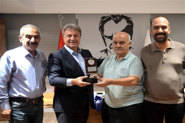 Kulüpler Birliği Yönetimi Başkan İduğ'a teşekkür plaketi verdi
