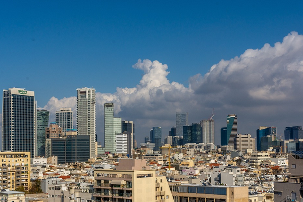 Macron, Tel Aviv'de Fransız vatandaşlarıyla görüştü
