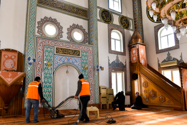 Malatya Büyükşehir Belediyesi ibadethanelerdeki temizlik çalışmalarını sürdürüyor